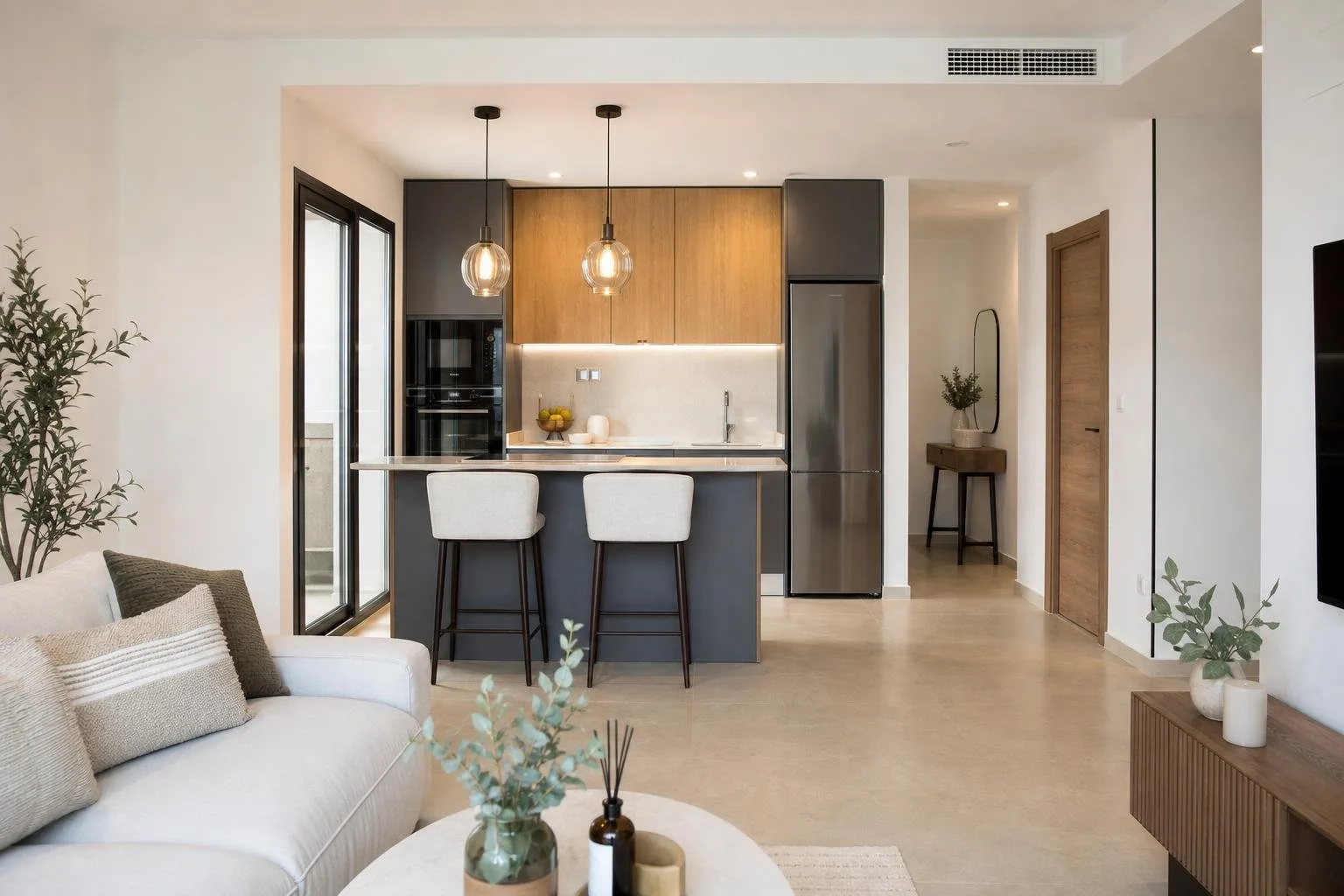 Cocina abierta al salón con barra de desayuno