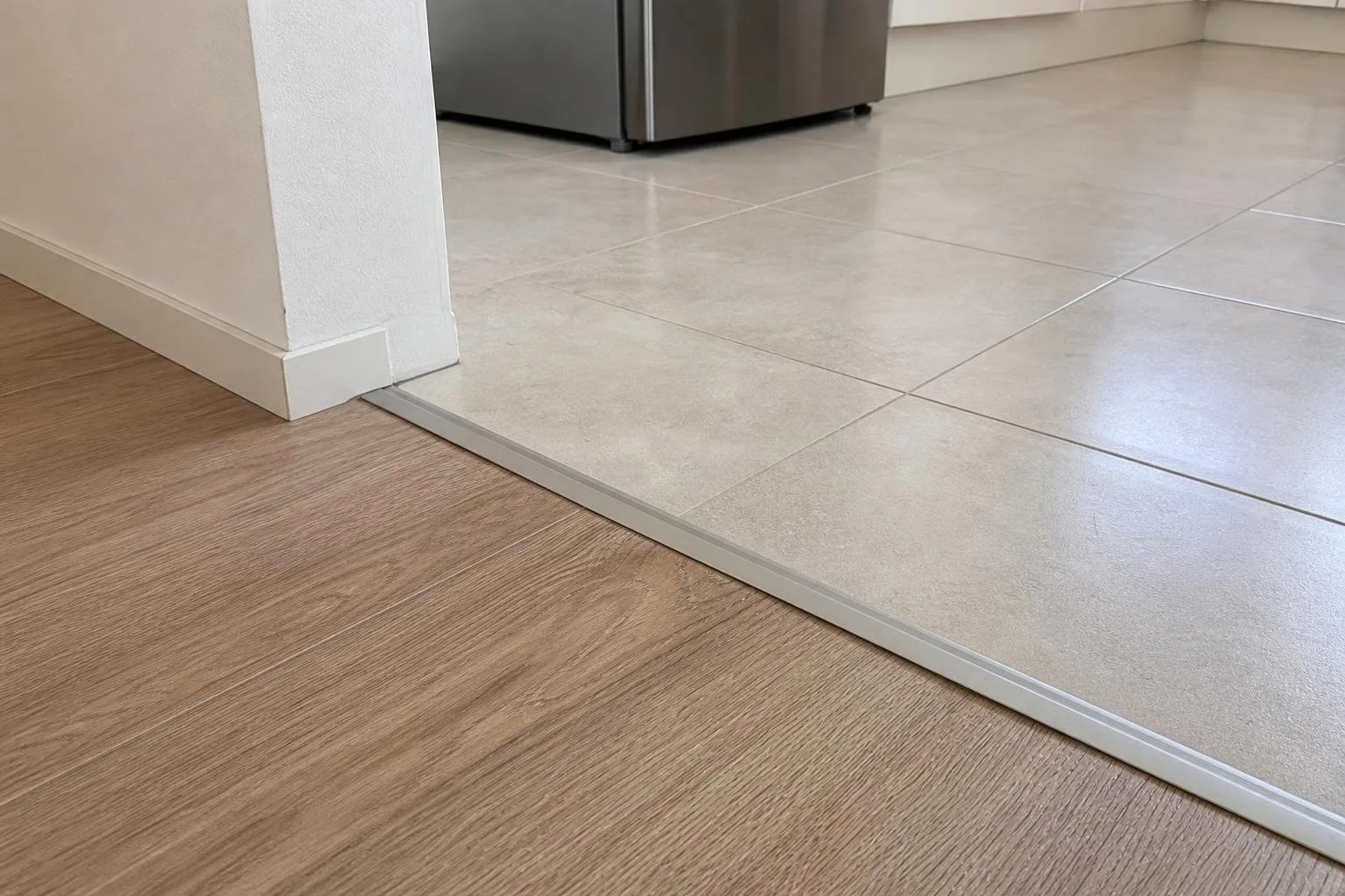 Encuentro de tarima y suelo de cocina con perfil de aluminio