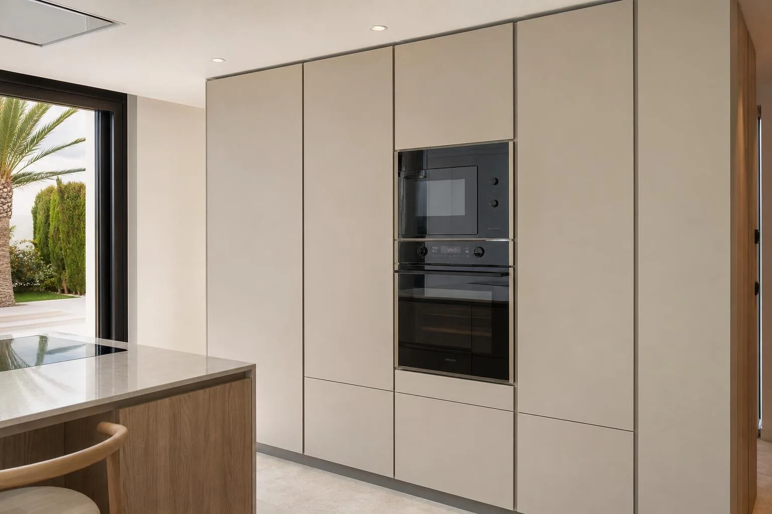 Columna de horno integrado en una cocina sin tiradores