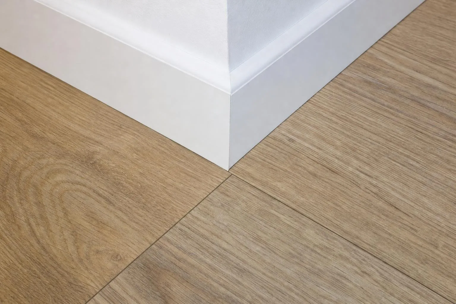Detalle del encuentro del suelo laminado con el rodapié