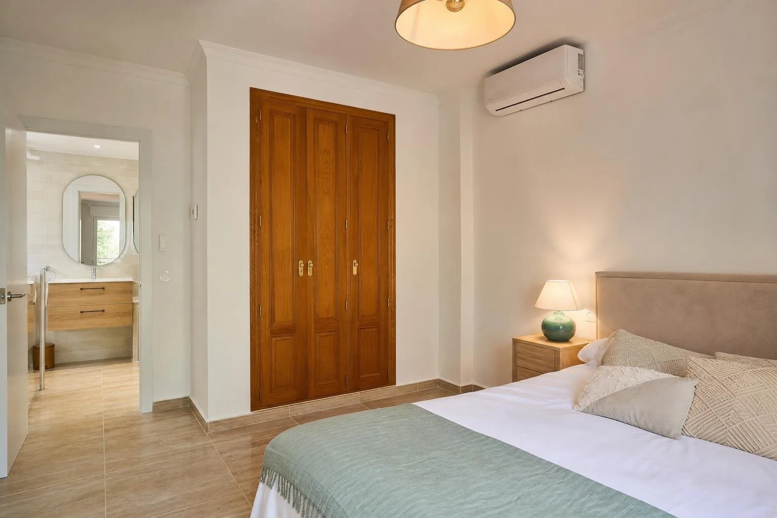 Dormitorio pintado con baño reformado en suite