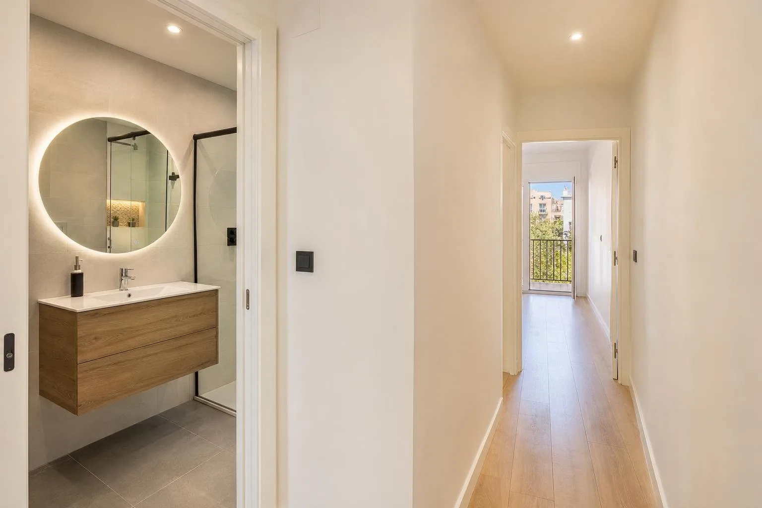 Pasillo pintado con el baño reformado visible desde la puerta