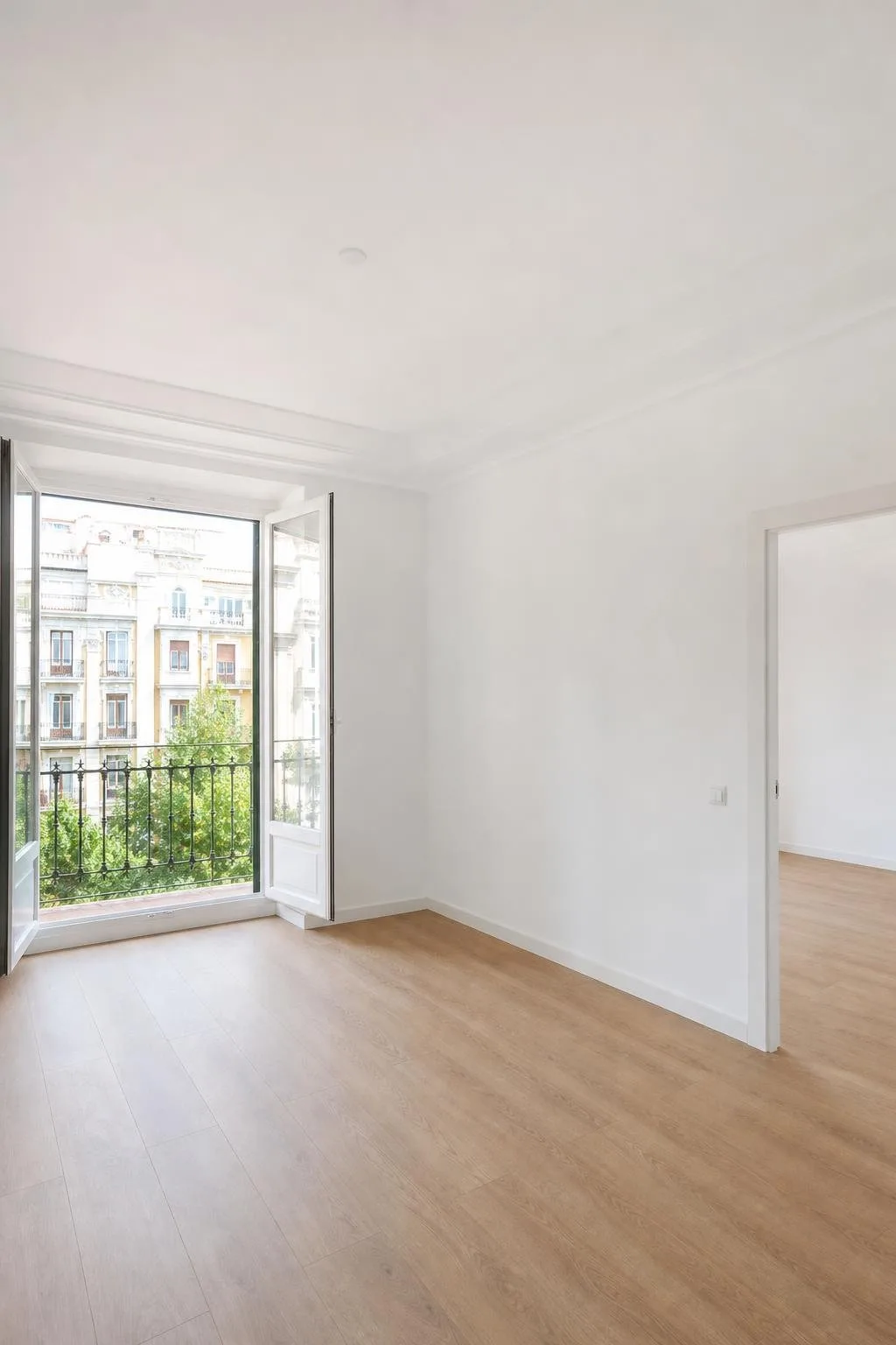 Salón recién pintado de blanco con luz natural