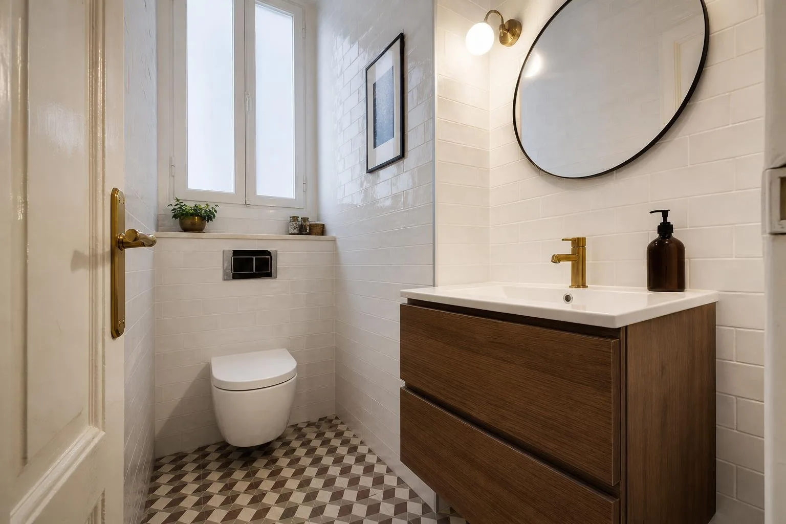 Baño pequeño reformado con azulejo blanco e inodoro suspendido