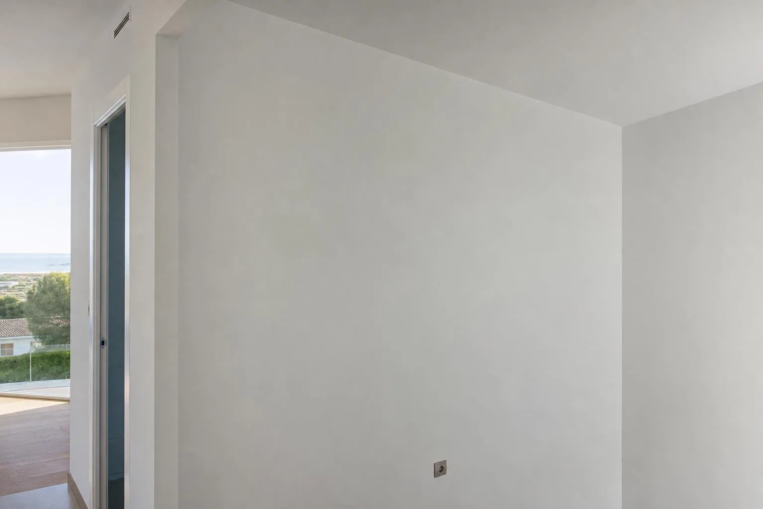 Paredes lisas recién pintadas, sin gotelé