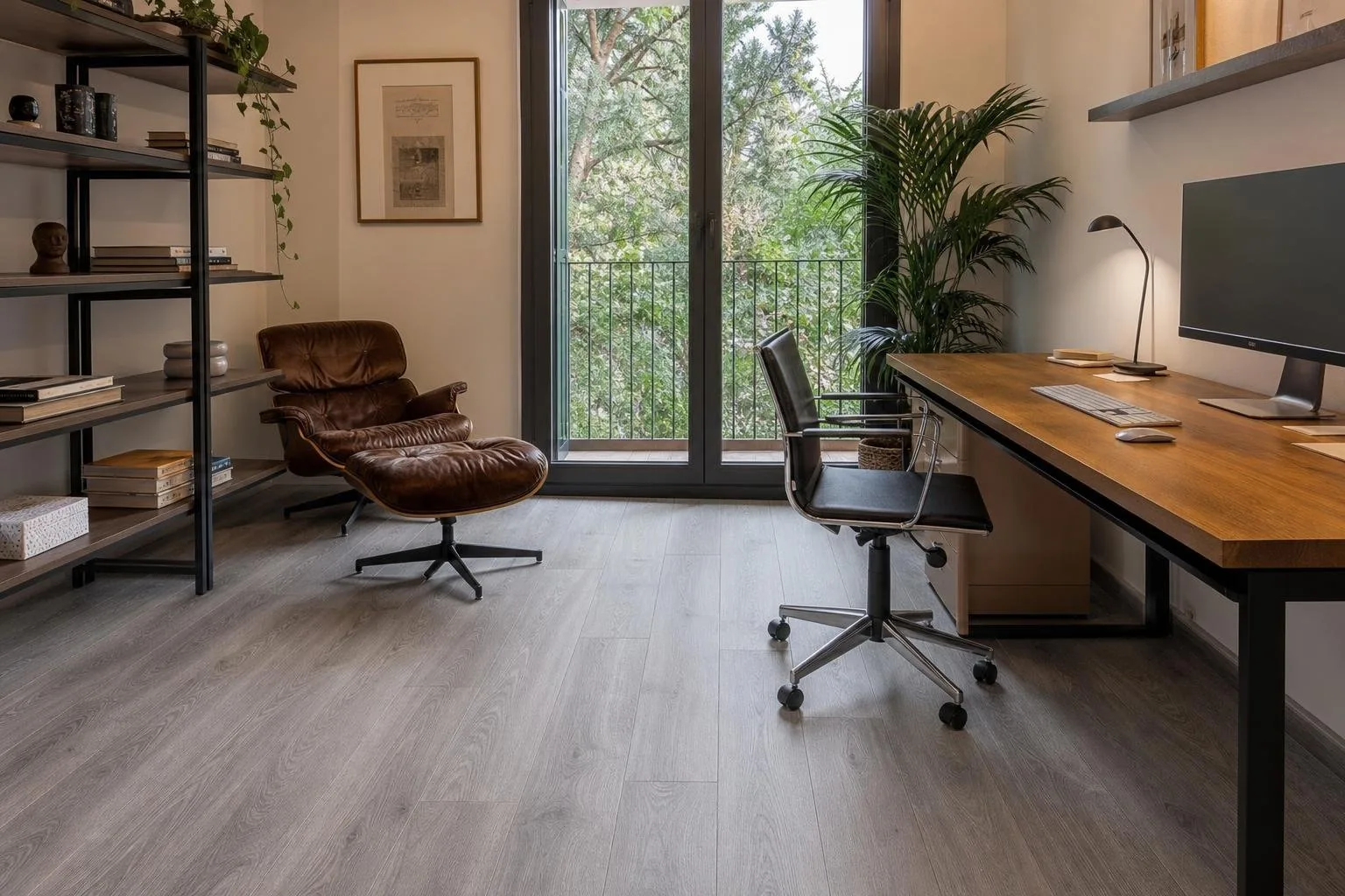 Despacho en casa con suelo laminado gris efecto roble